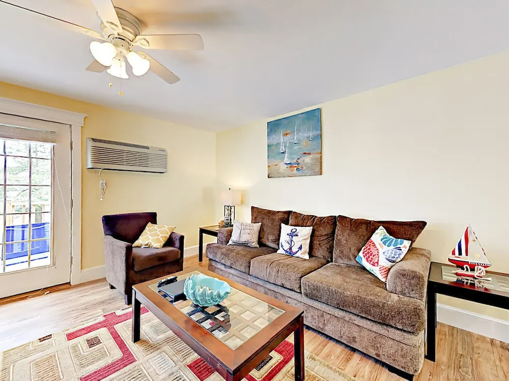 New 1br  W/ Water-view Deck 1 Bedroom Condo