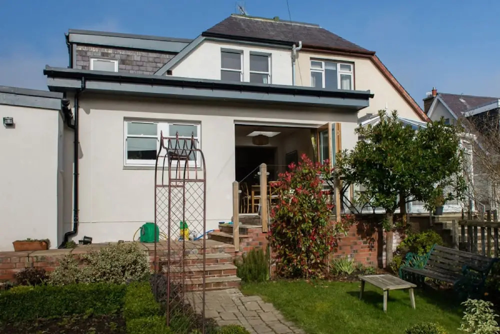 Luxury Escape with Garden and Parking