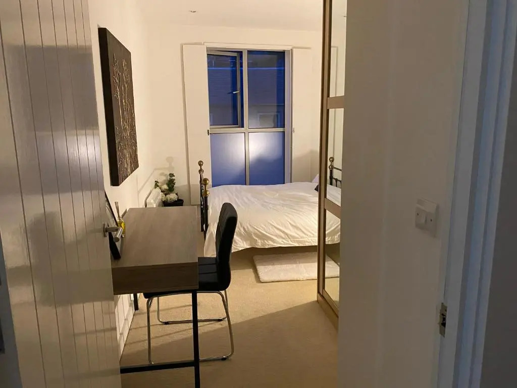 Central, modern and peaceful, lovely Cathedral views, two-bed apartment with 40" smart TV & free onsite parking