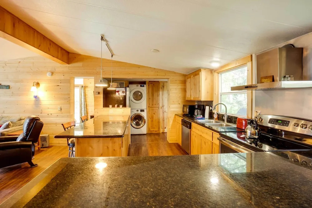 Brookings Home w/ Deck, 1/2 Mi to Harris Beach!