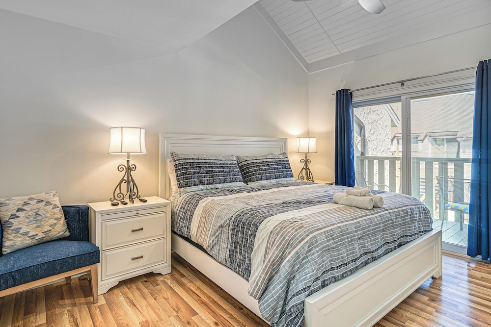 Myrtle Beach Condo: Balconies, Walk to Beach!