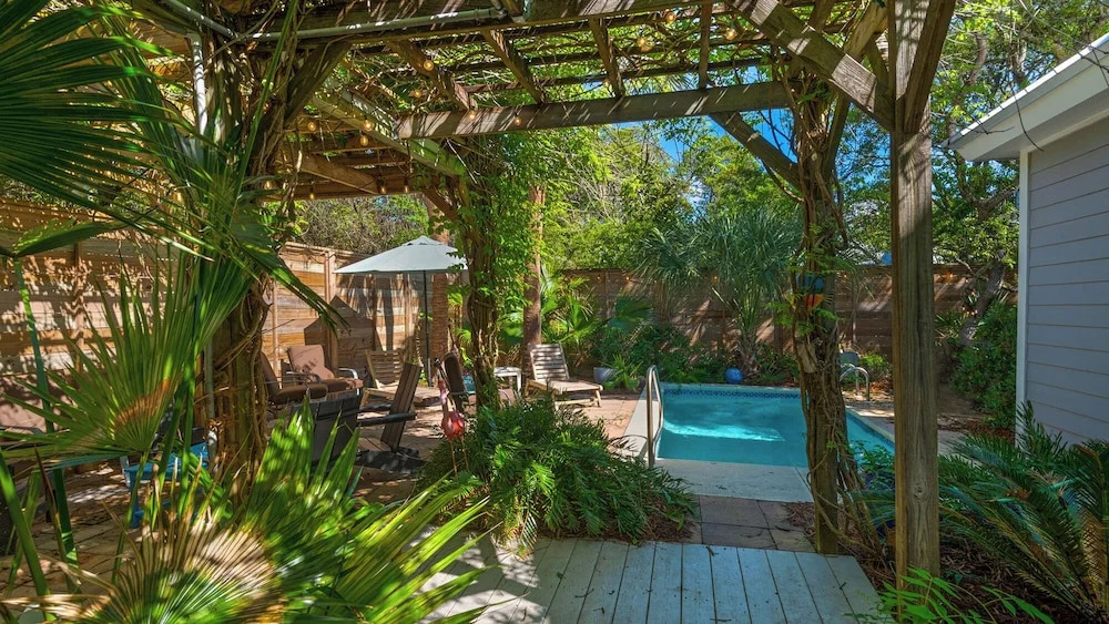Private Pool, 3 Minutes to the Beach, Hidden Oasis in BMB