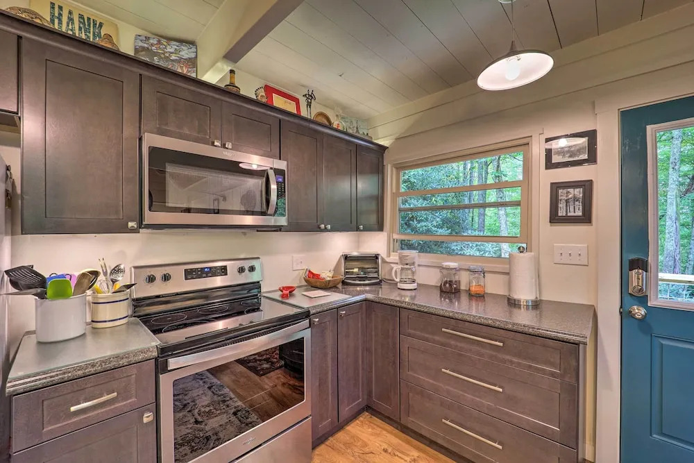 Spacious Cabin - 4 Mi to Blue Ridge Parkway!
