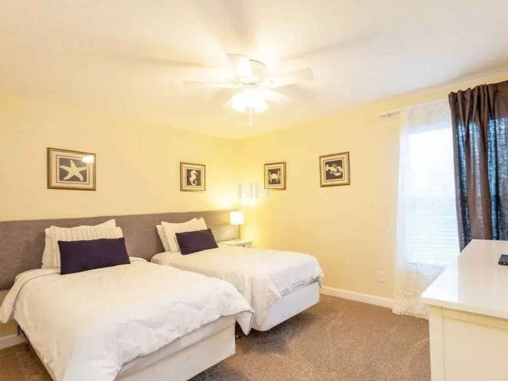 6 Bedrooms home by RedAwning