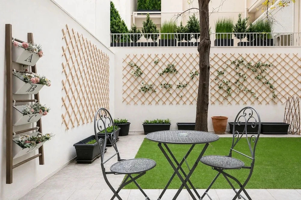City Vibes - 2-BR Apt. with Backyard in kolonaki