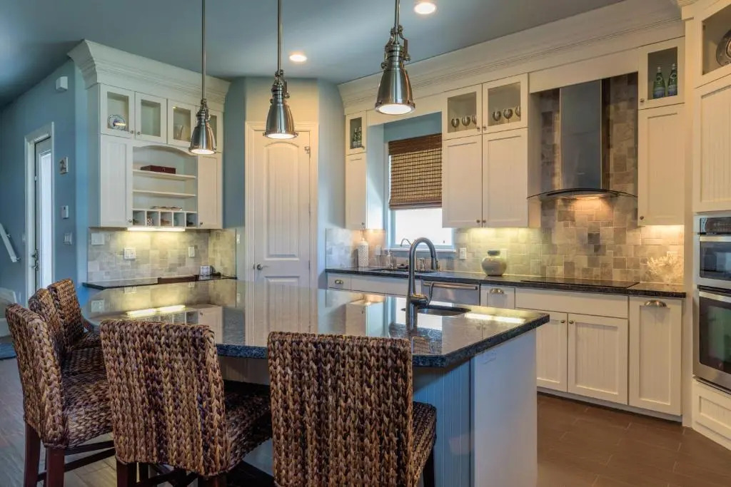 Capricorn - 3 Bedrooms Condo with Private Pool, easy walk to the beach Sleeps 6
