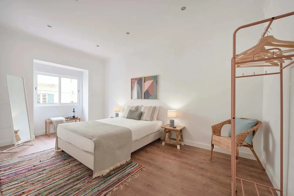 Spacious & Light Filled 4Br Apartment By Timecoler
