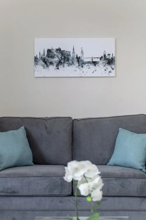 Grassmarket Modern Two Bedroom Flat
