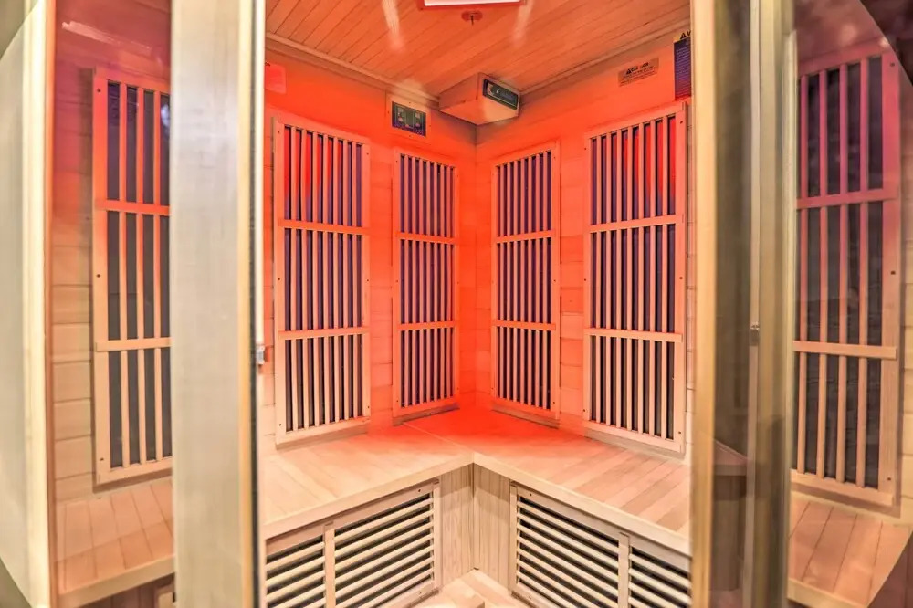 Sunroom, Fire Pit + Sauna: Lake Locust Village Gem