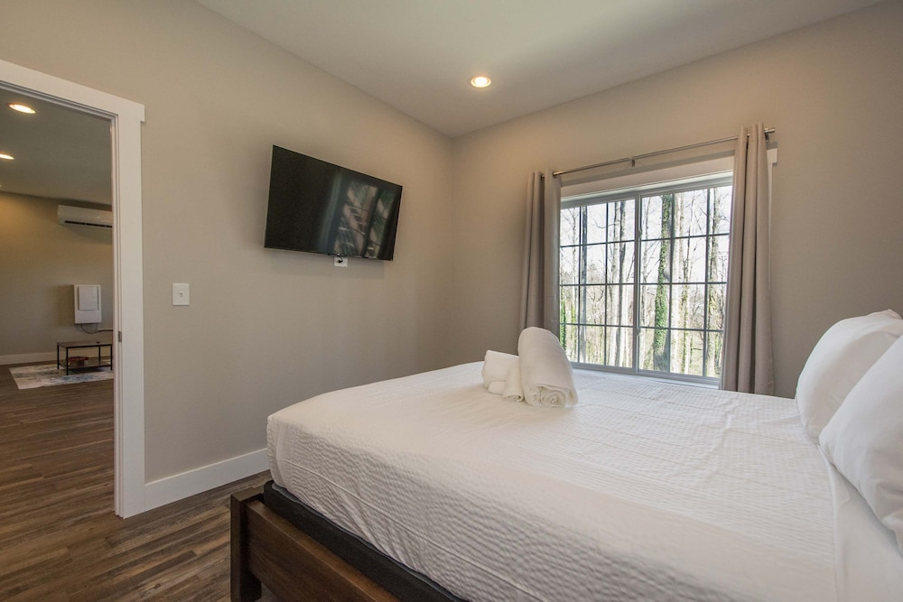 Lower Level Retreat w Free Tix Private Cozy