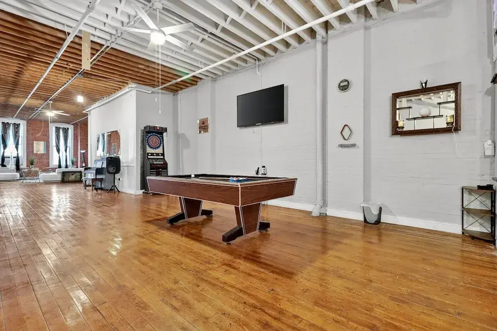 Huge 'man Cave' 2 Mins From Downtown Detroit 1 Bedroom Apts