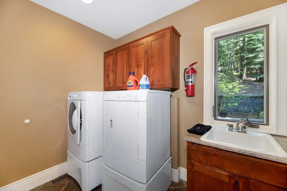 4BR 4.5BA Luxurious Tahoe Retreat with Hot Tub S Lake Tahoe by RedAwni