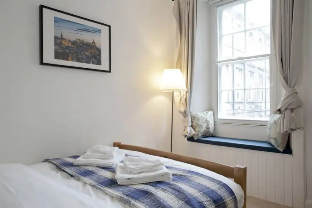 Central 2 Bedroom Flat In Edinburgh