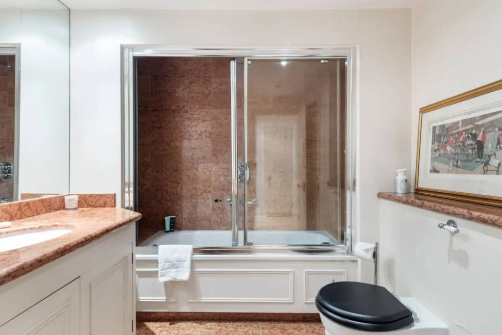 The Heart of Chelsea - Modern & Bright 3BDR Home with Gym, Parking & Patio