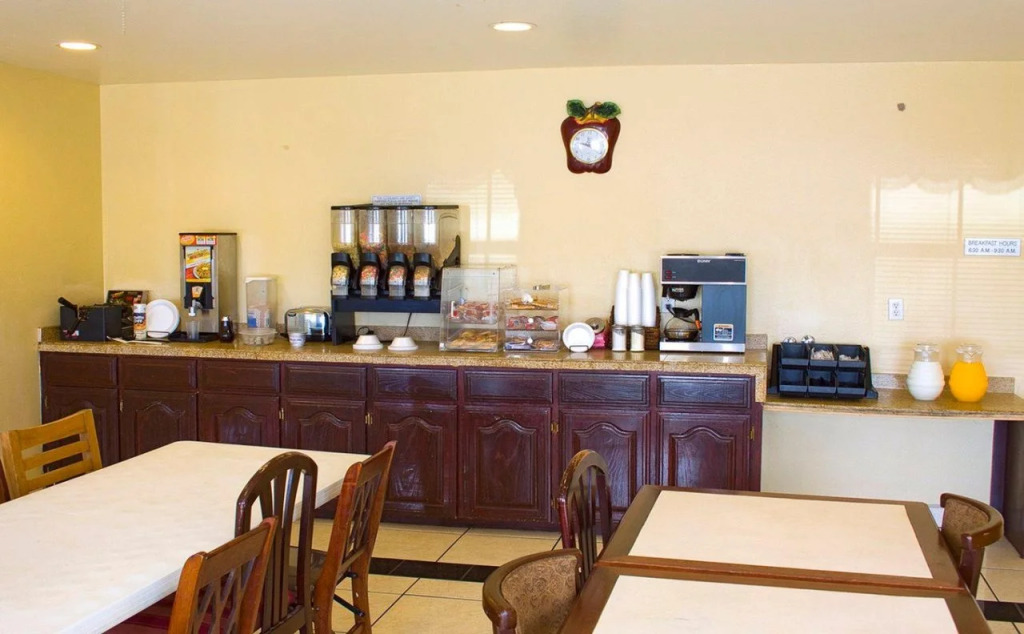 Deluxe Inn and Suites