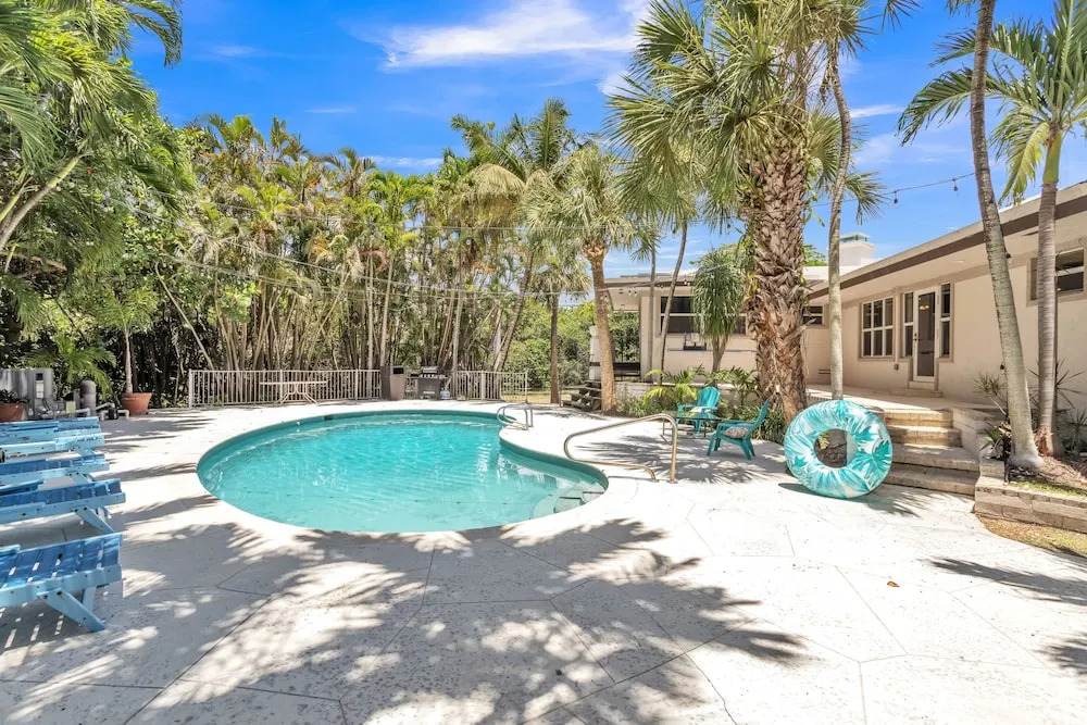 Luxurious Oasis In Fort Lauderdale's Heart 5 Bedroom Home by RedAwning
