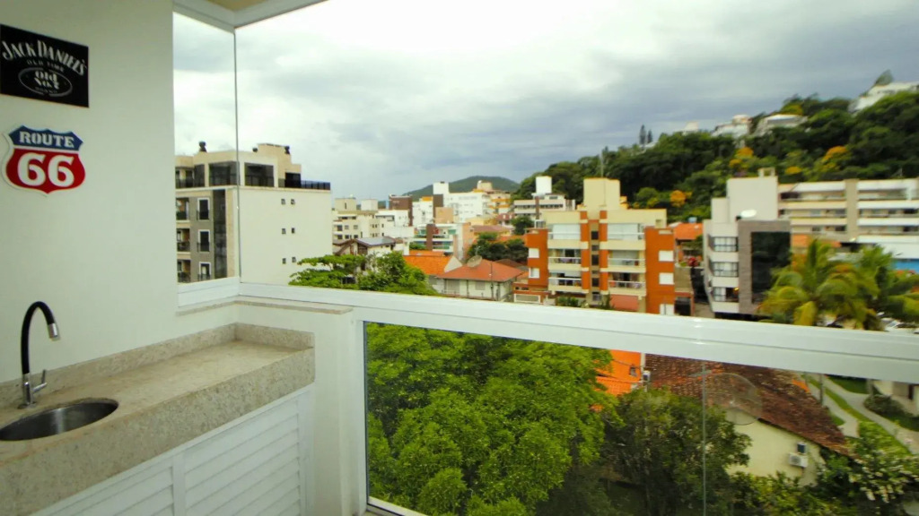 1077 Excelente opção com duas suítes no centro de Bombinhas