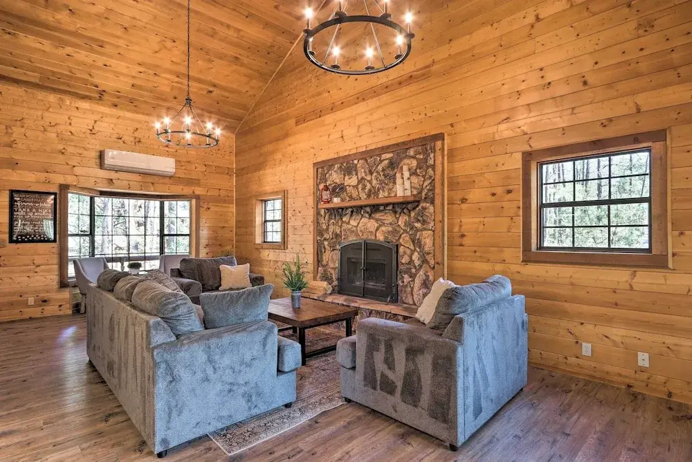 Deck, Games & Fire Pit: Modern Pine Cabin!