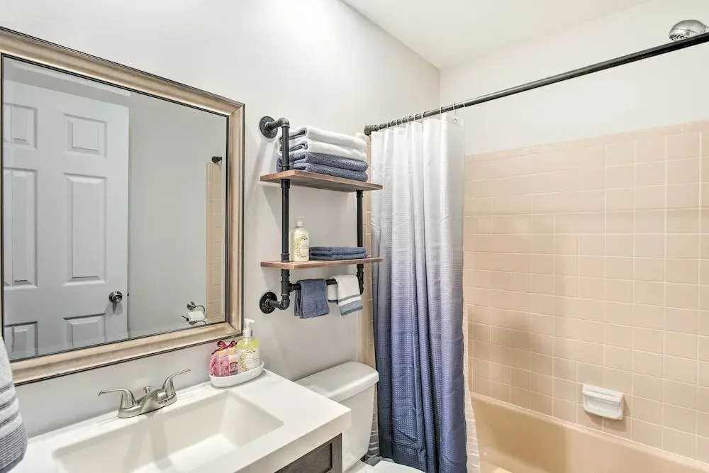 Bright Hinesville Home, 43 Mi to Savannah