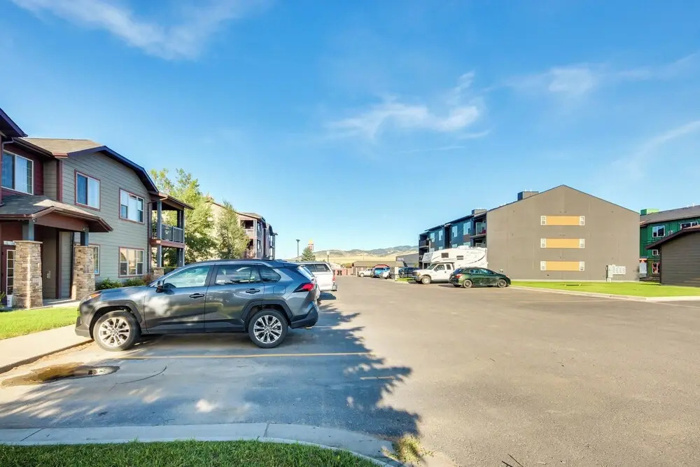 Cozy Livingston Condo w/ Balcony & Mtn View!