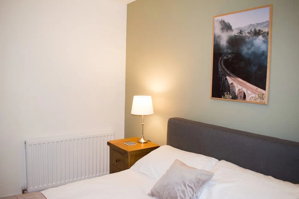 Bright 2 Bedroom Home With Balcony