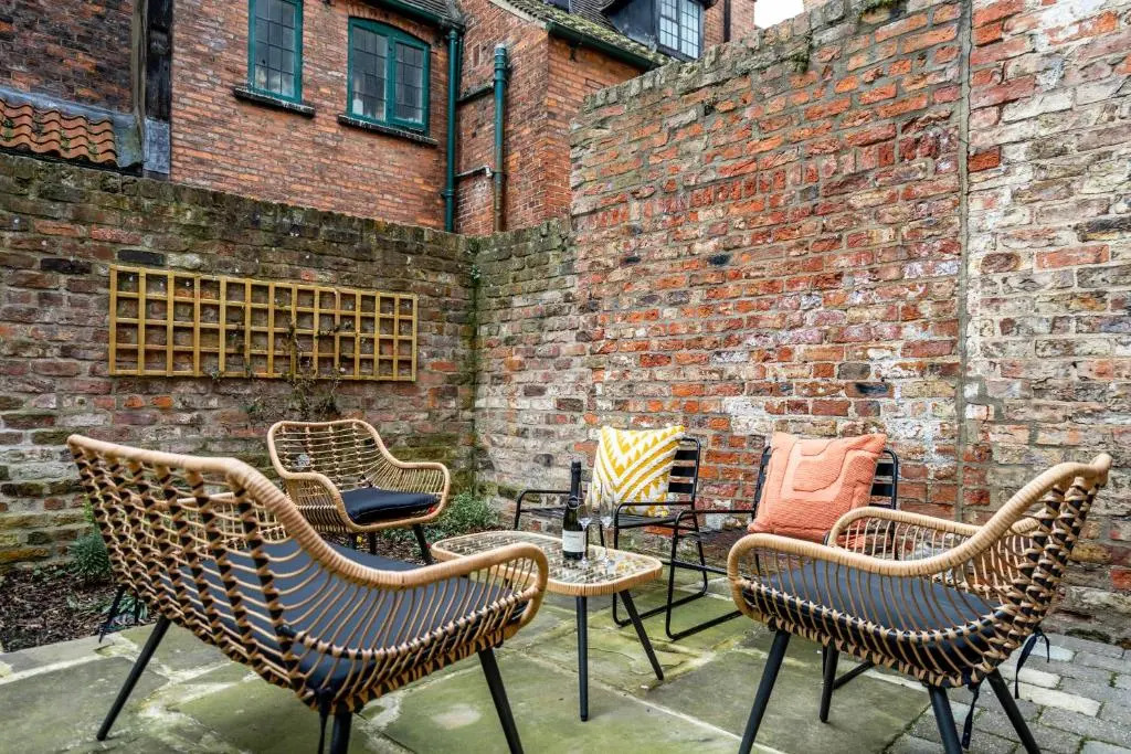 5 Precentors Court