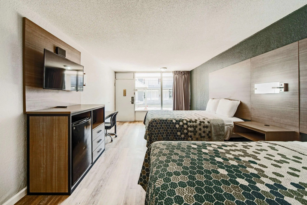 Econo Lodge Inn & Suites Near Bricktown
