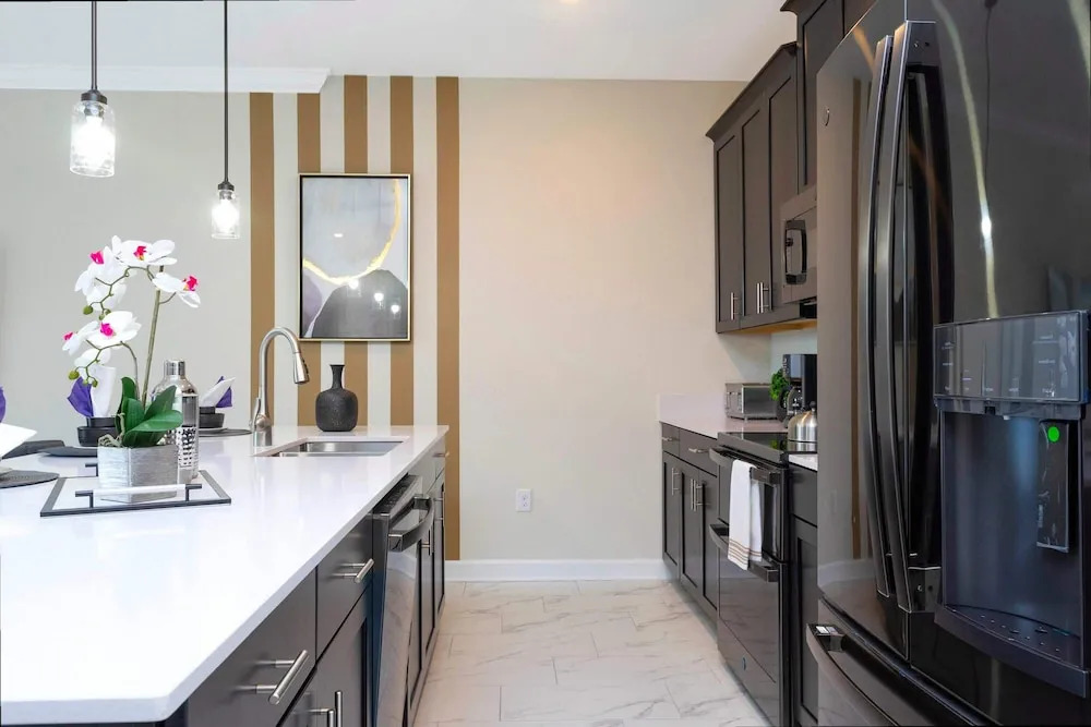 Stylish 4Bd w Lake View Pool Kids Themed Room