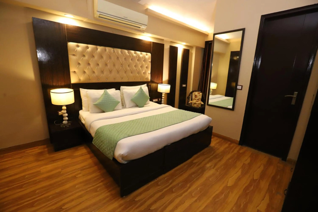 Hotel Palm Grand Naraina New Delhi - Couple Friendly Local IDs Accepted