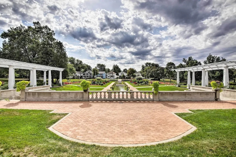 Lakeside Garden Home - 1 Mile to Main Street!