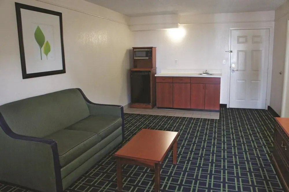 La Quinta Inn & Suites By Wyndham Tulsa Central