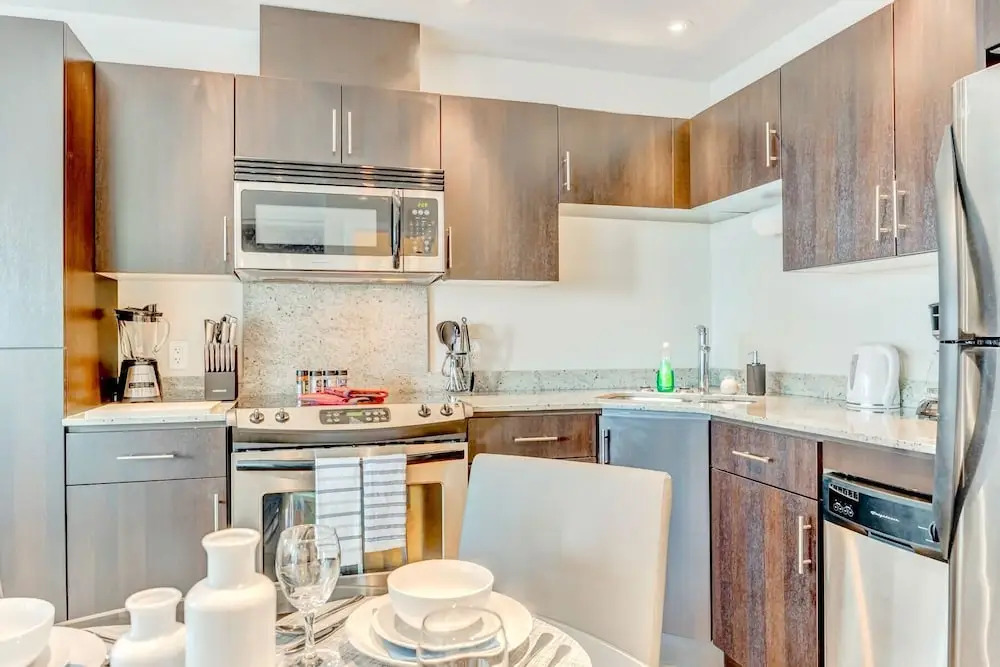Stylish 2BR Condo Near Stampede Urban Retreat