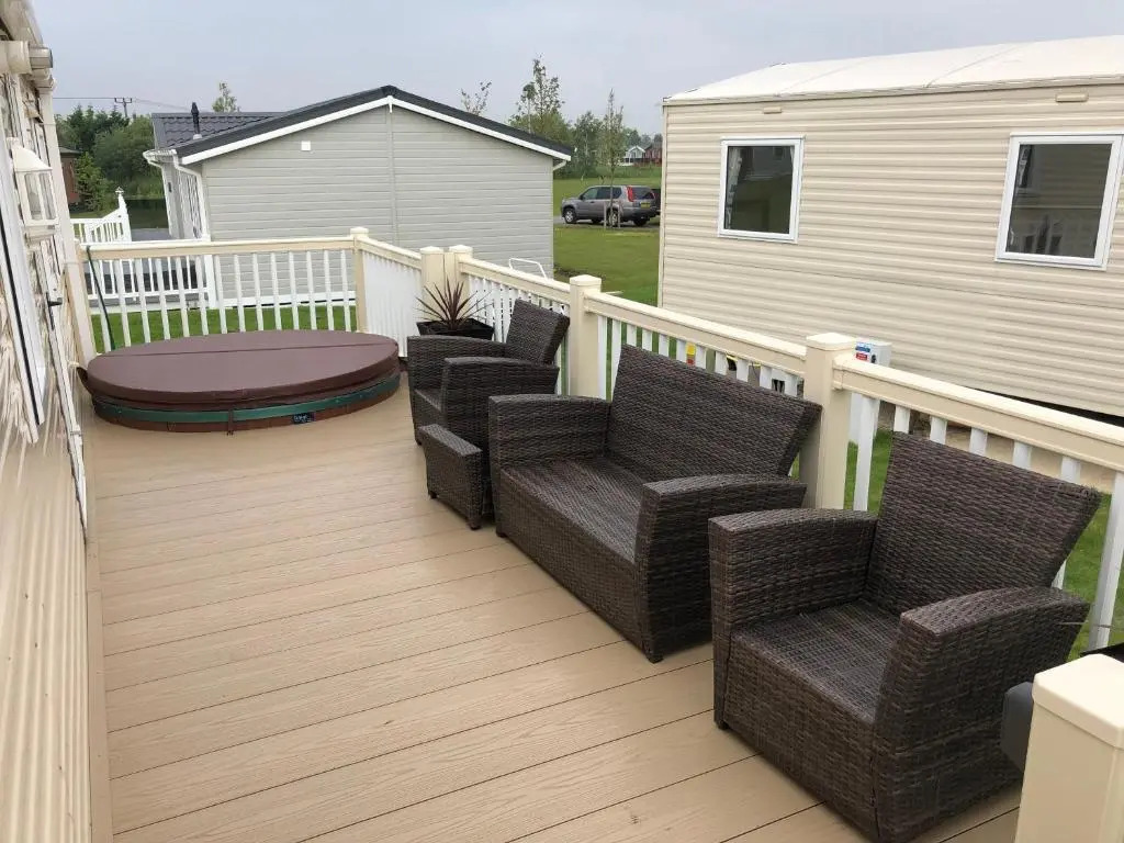 4 bedroom 10 berth caravans with Hot Tub ,Mountain Bikes Tattershall Lakes