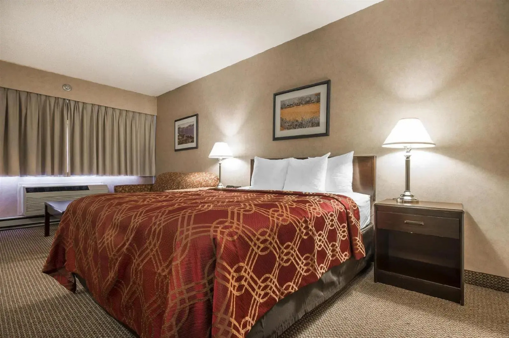 Econo Lodge Inn & Suites