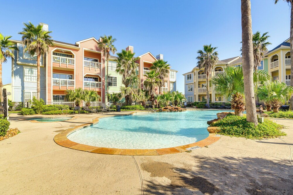 Walk to Babe's Beach! 3rd-floor Condo w/ Pool