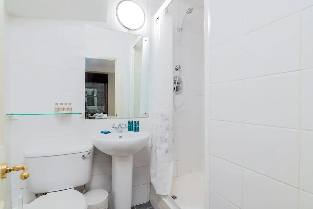 Charming 2 Bed Home In West Kensington Fits 4