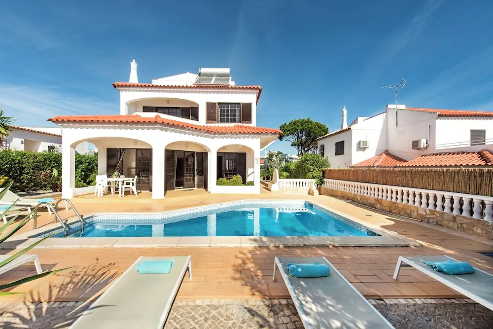 Spacious 4 bedroom villa, private pool, free air conditioning and wifi