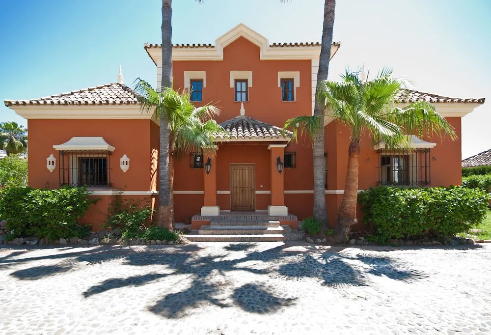 Holiday villa with 5 bedrooms, private pool, Nueva Andalucia, Marbella