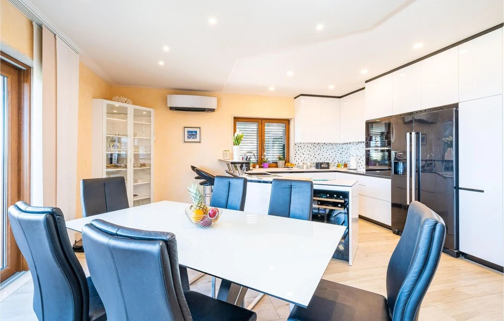 Awesome Home In Cavtat With Wifi
