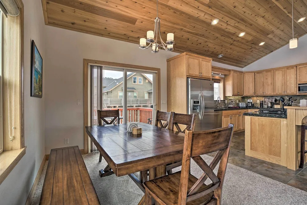 9 Mi to Heavenly Mountain: South Lake Tahoe Home!