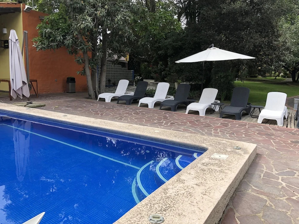 El Jardín De En Medio