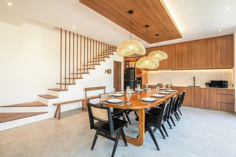 Refined 5BR Contemporary Villa, 400m to the Beach