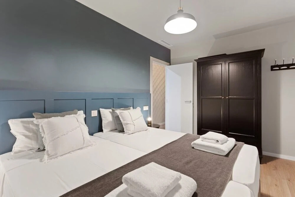 Designer 4 Bed Apt W Balcony Near Plaça Catalunya