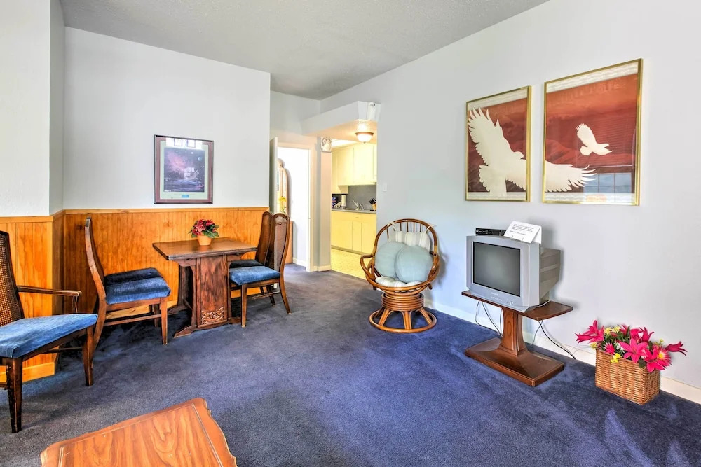 Vintage Galveston Apt < 1/2 Mi to Porretto Beach!