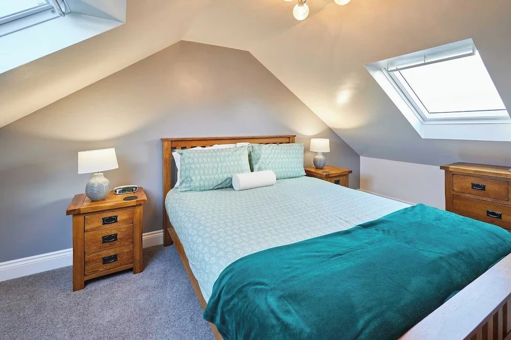 House Sleeps 10 With Parking and Garden