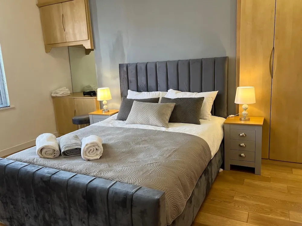 1 Bed Flat - Sleeps 4 - Parking - Wifi