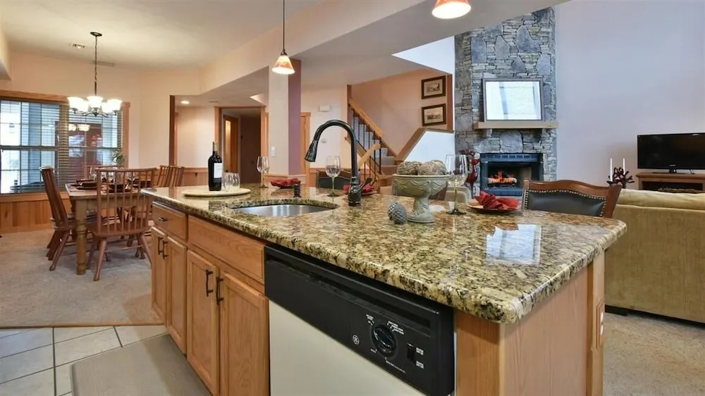 Seven Springs 4 BR Premium Condo, Sleeps 9 by RedAwning