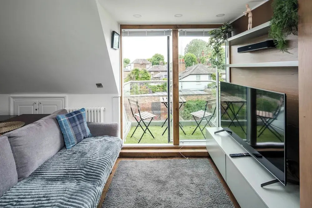Sleek and Stylish 1BD Apt w/ Balcony, Hammersmith