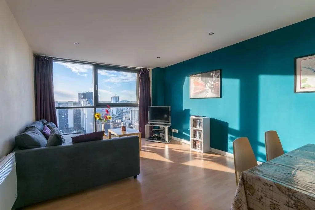 Modern 2 bed apartment, next to Hydro and SECC!