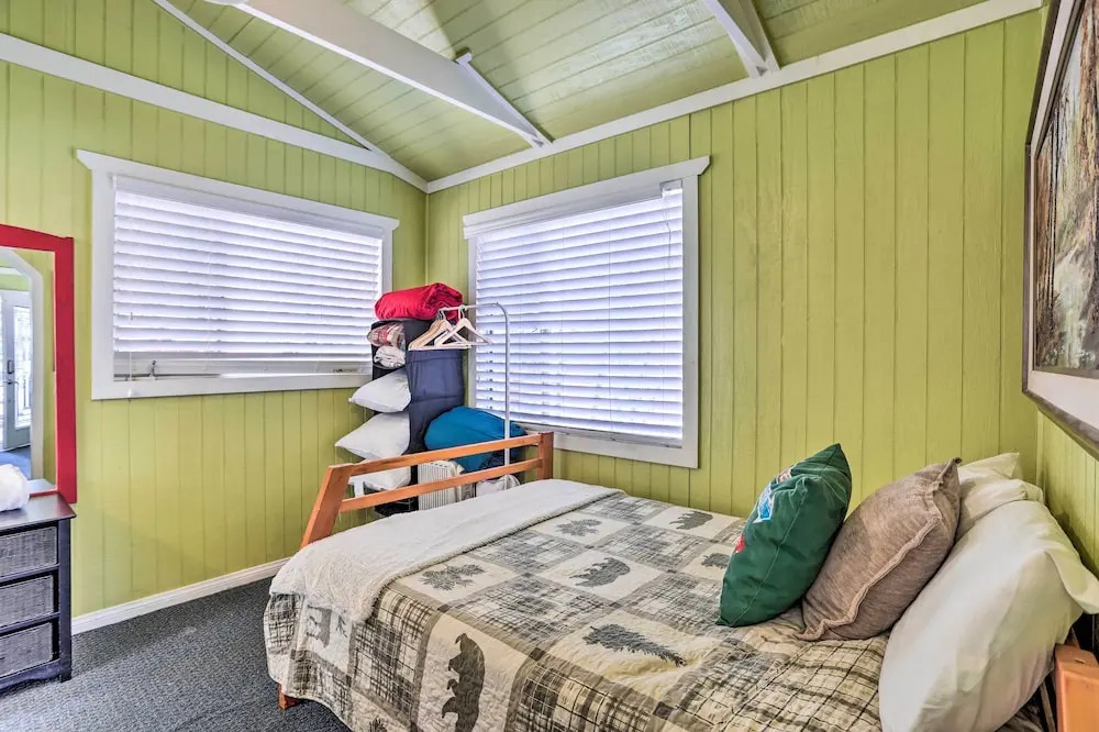 Cheerful Cabin Near Hiking & Big Bear Lake!